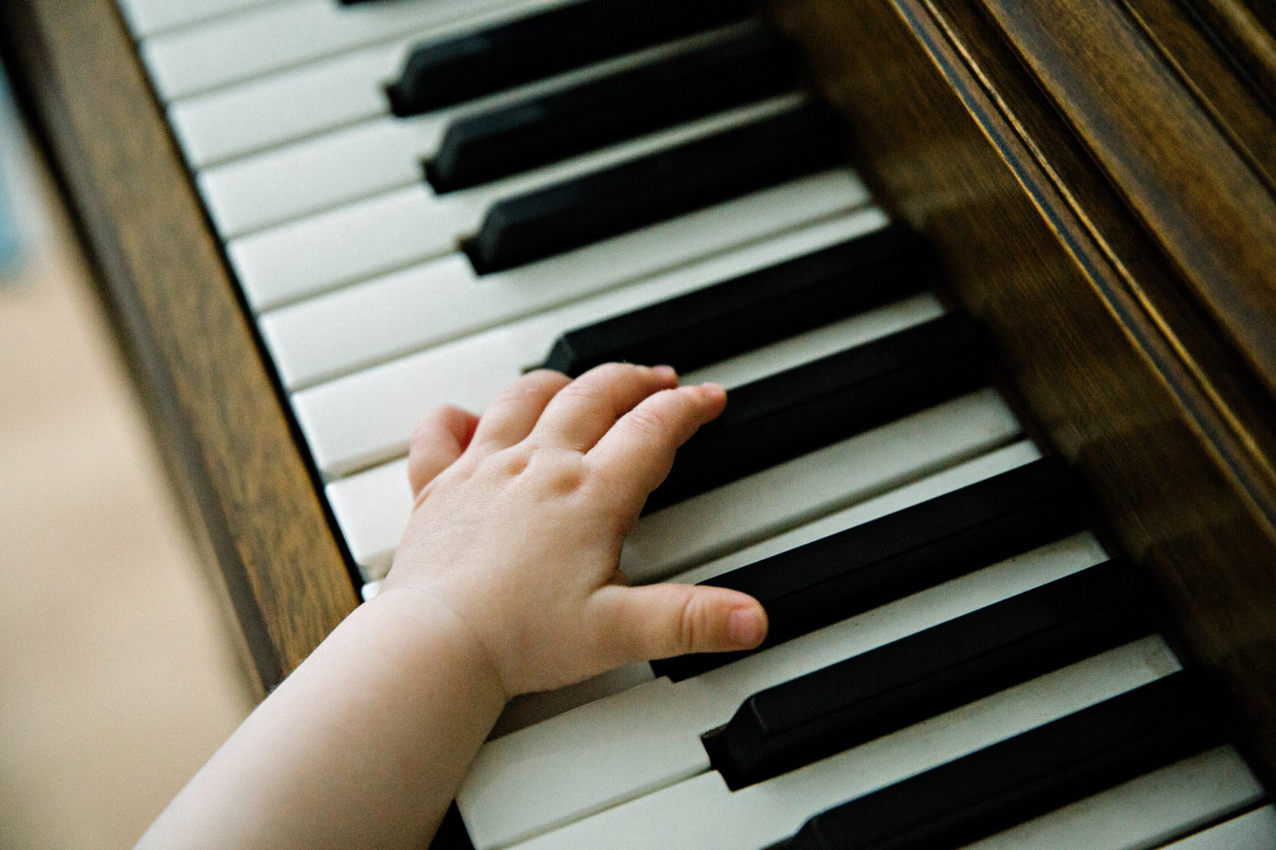 Kinderhände auf klaviertasten